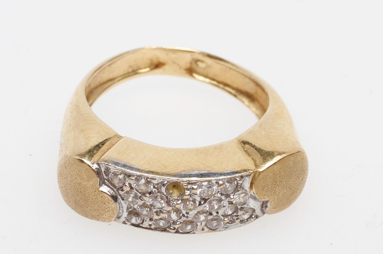 RING, 18k guld, med stenar, vikt ca 6,3 gr.