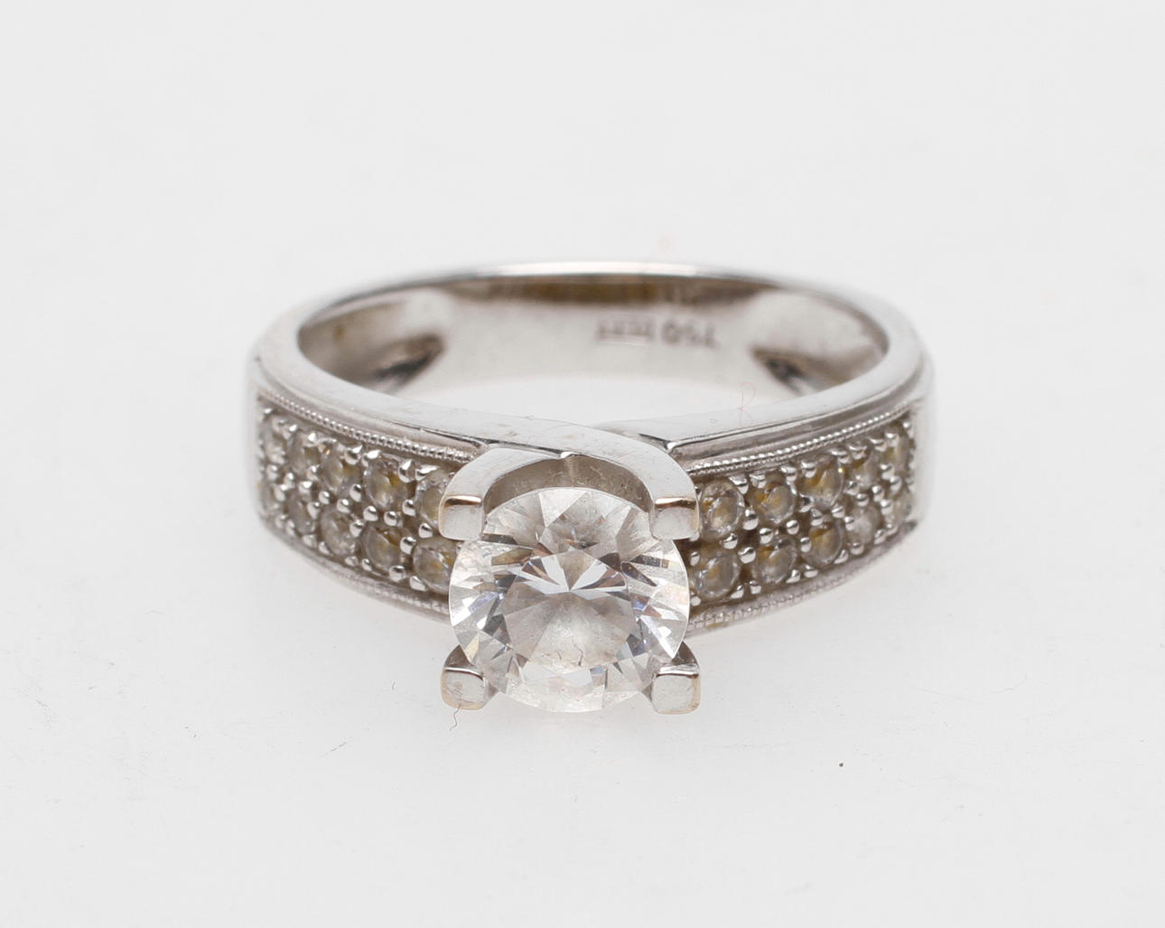 VITGULDSRING, 18k guld, med stenar, vikt ca 4,6 gr.