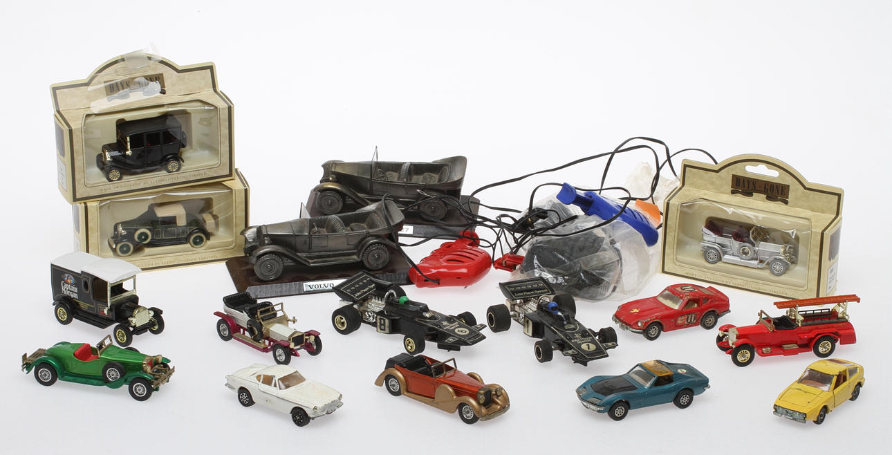 MODELLBILAR 2 VOLVO 1927 ÅRS MODELL, 6 MATCHBOX, 2 CORGI, 2 SCALEXTRIC BILAR MED KÖRAGGREGAT, 3 LLEDO.