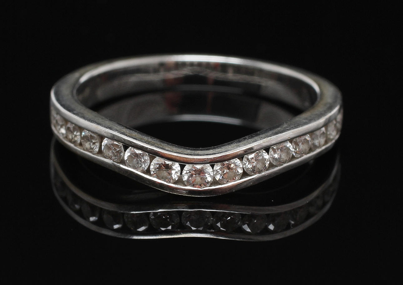 RING, 18k guld med briljanter om tot enligt gravyr 0,5ct, stmpl GHA. Vikt 3,3 gram.