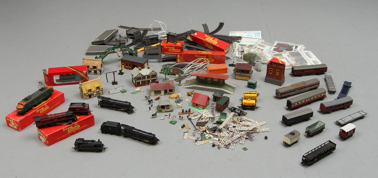 MODELLTÅG TRIANG och någon HORNBY. 6 lok och cirka 10 vagnar. Räls och tillbehör.