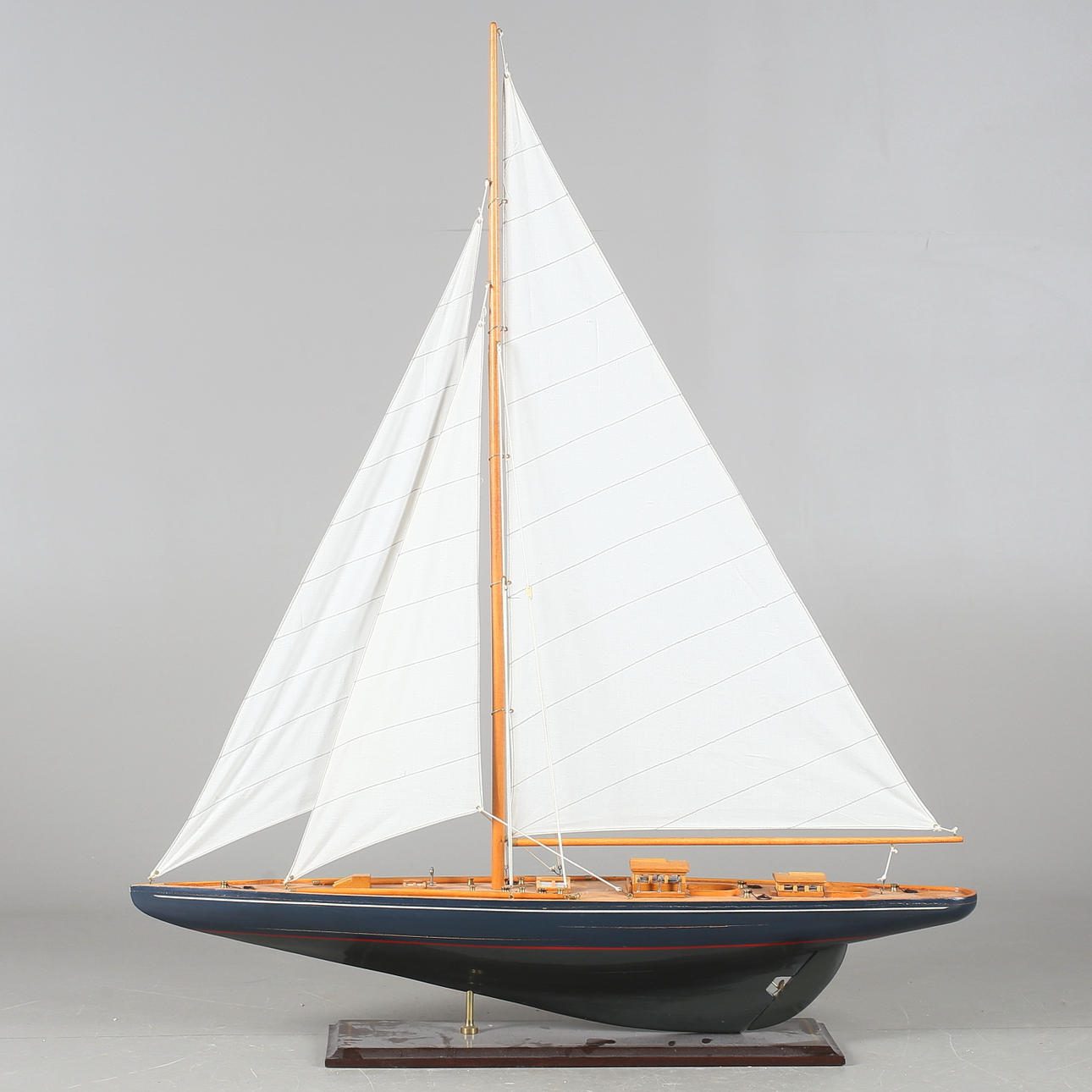 SEGELBÅTSMODELL, trä, 1900-talets första hälft.