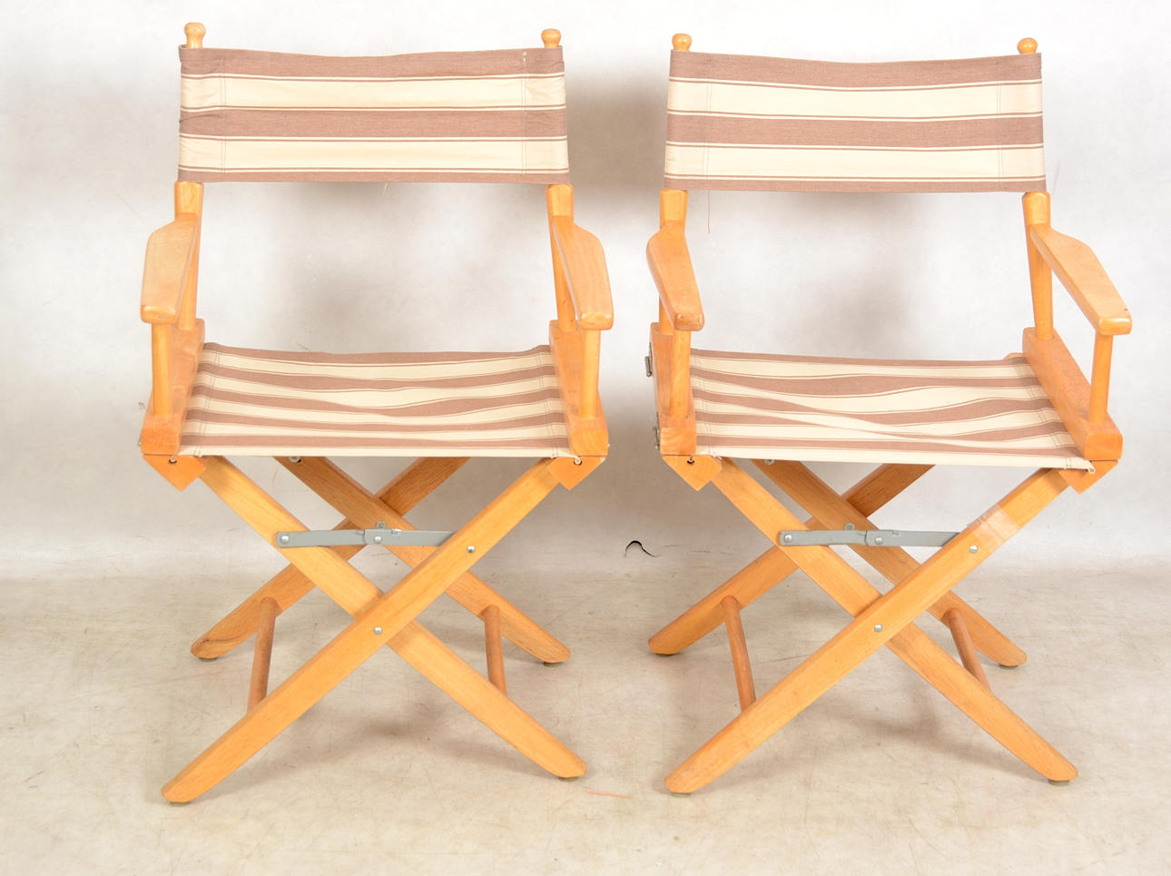 REGISSÖRSSTOLAR, 1 par, 1900-talets andra hälft.