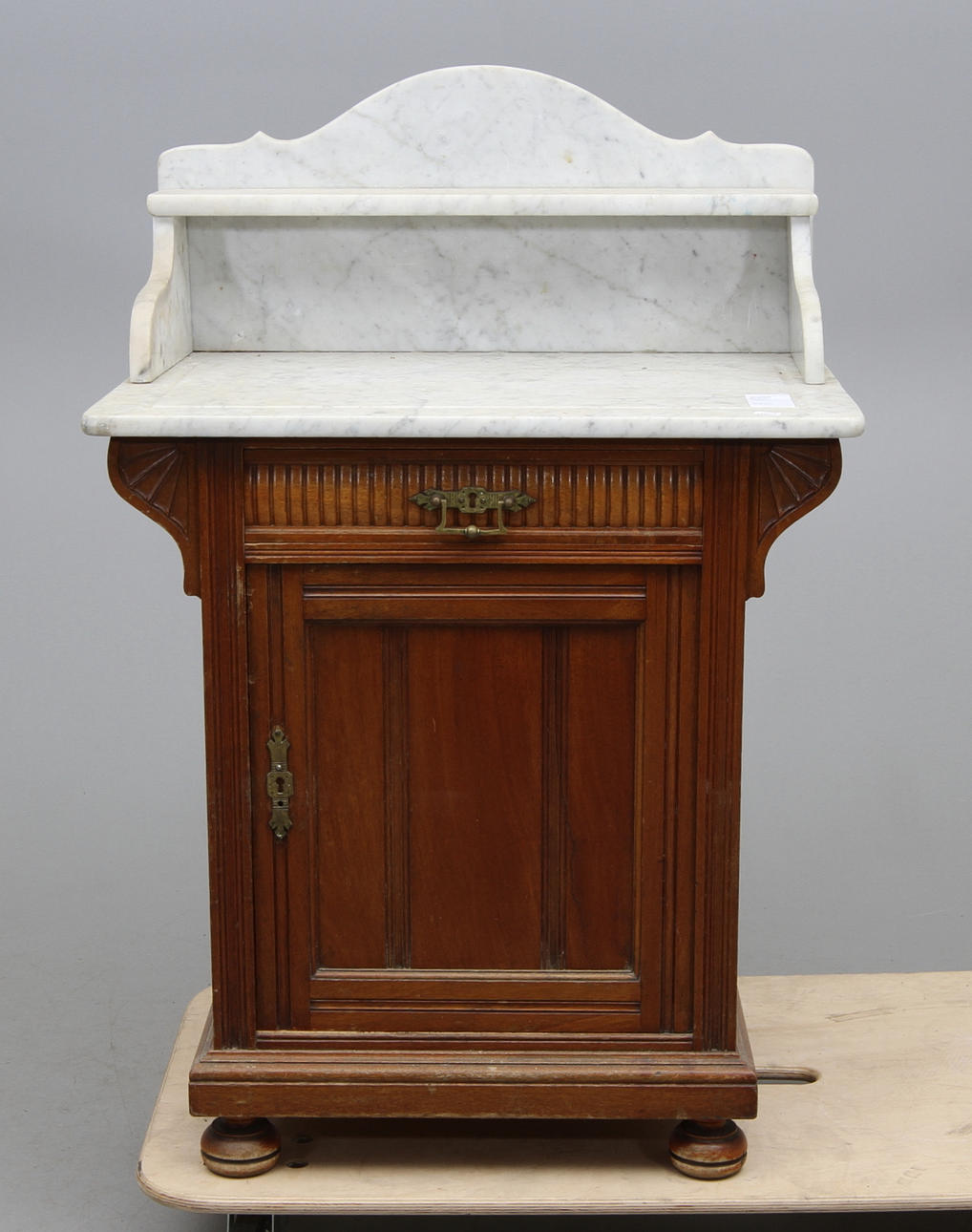 LAVOAR MED MARMORSKIVA, sekelskiftet 1800/1900.