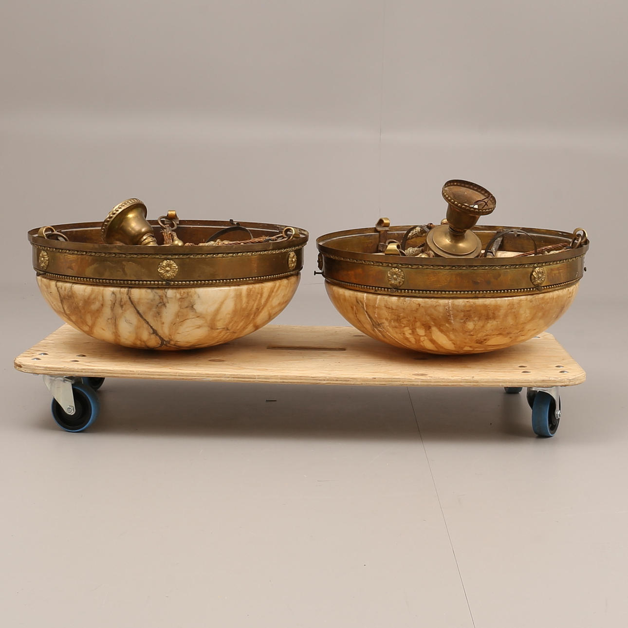 TAKLAMPOR, ett par, albaster, 1800-tal.