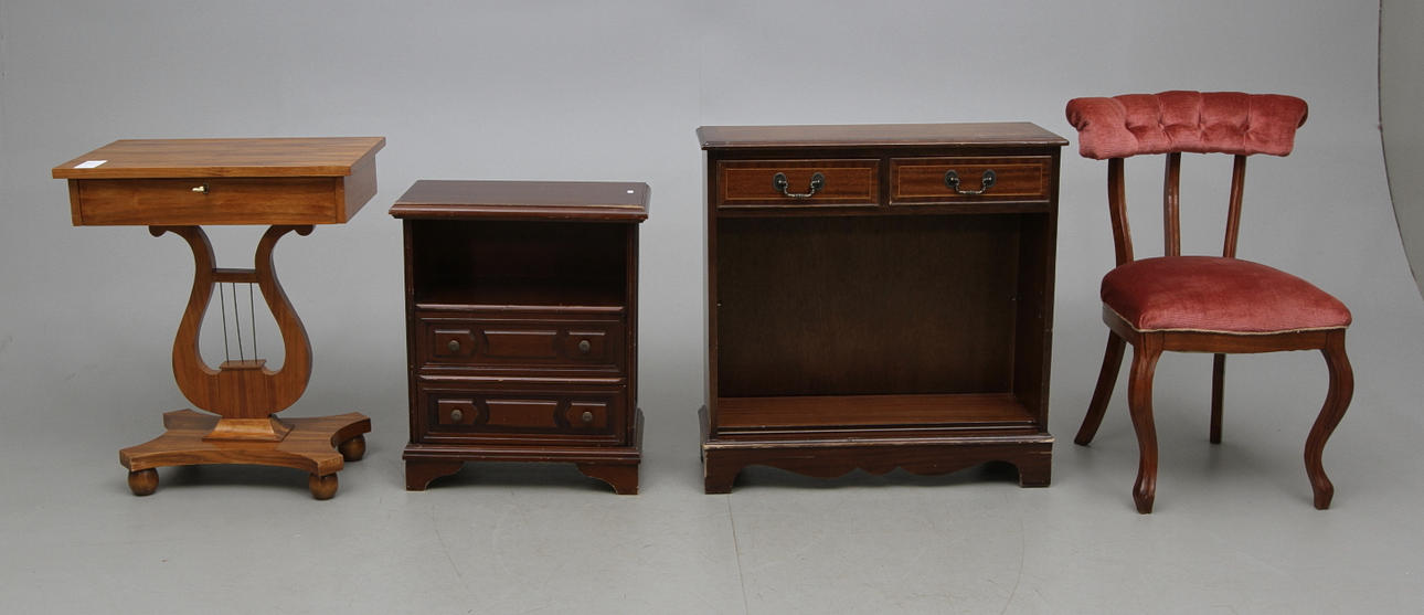 MUEBLES, 4 piezas, incluyendo estantería y mesa de costura.