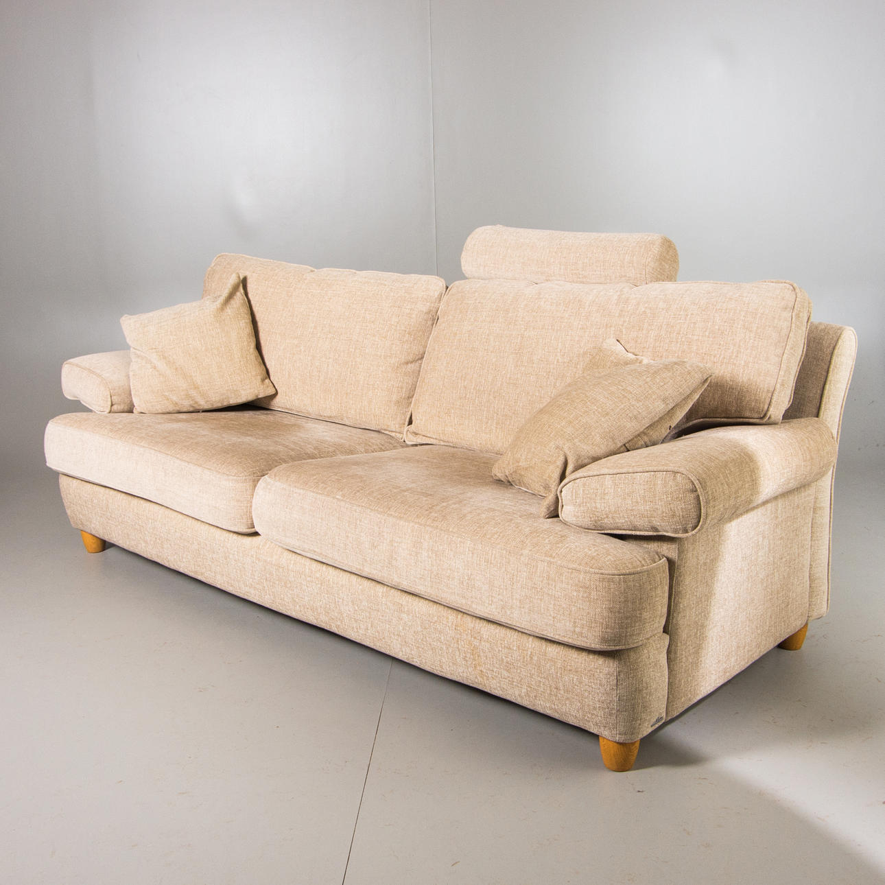 SOFFA, tygklädsel med kuddar och nackstöd.