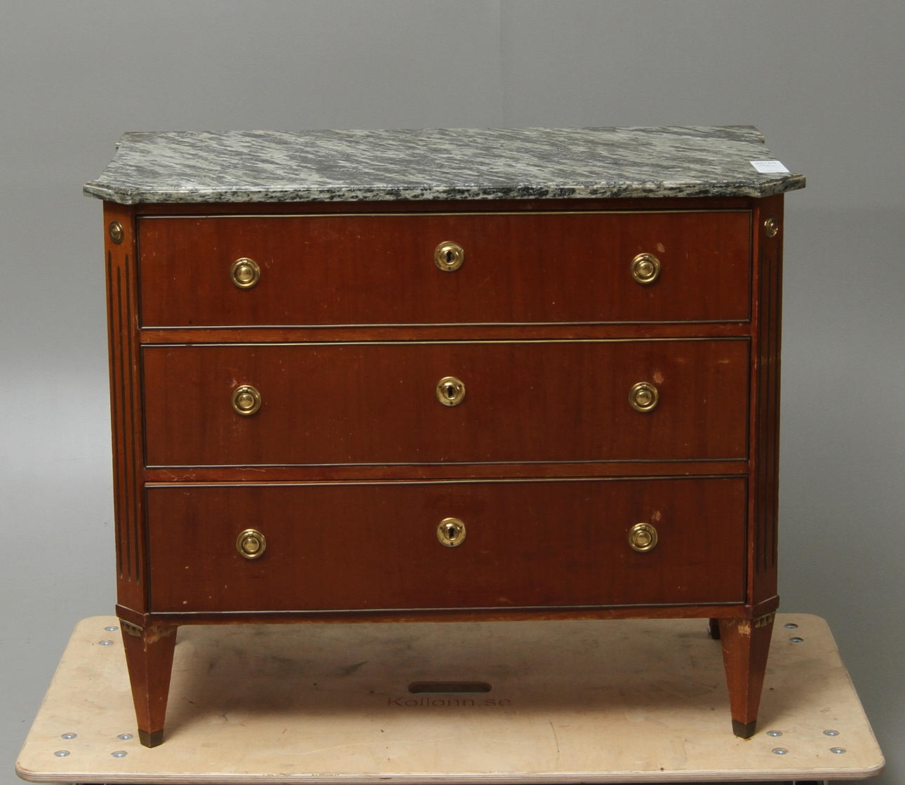 BYRÅ, med stenskiva, sengustaviansk stil, 1900-tal.