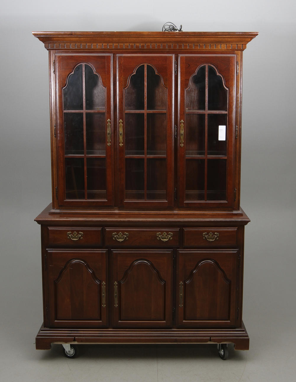 VITRINSKÅP, American drew inc, 1900 tal.