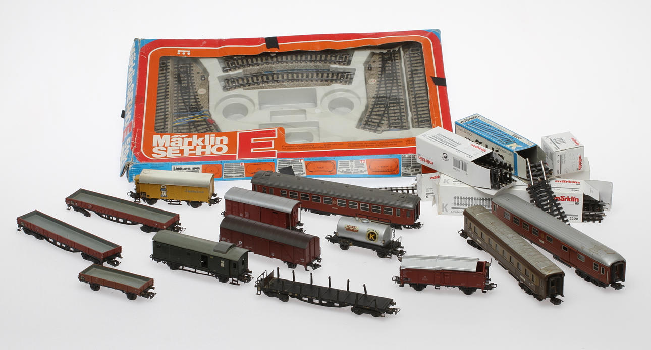 MODELLTÅG MÄRKLIN 12 vagnar, M-räls och K-räls delvis i originalkartong.