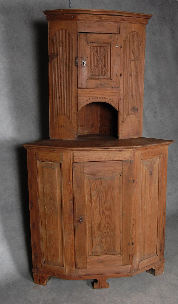 HÖRNSKÅP, 1700-tal.