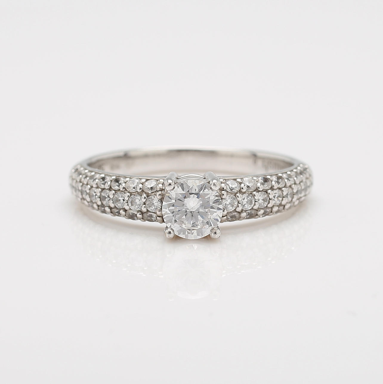 RING, 14K vitguld, Blush. Totalvikt ca 3,7 g.