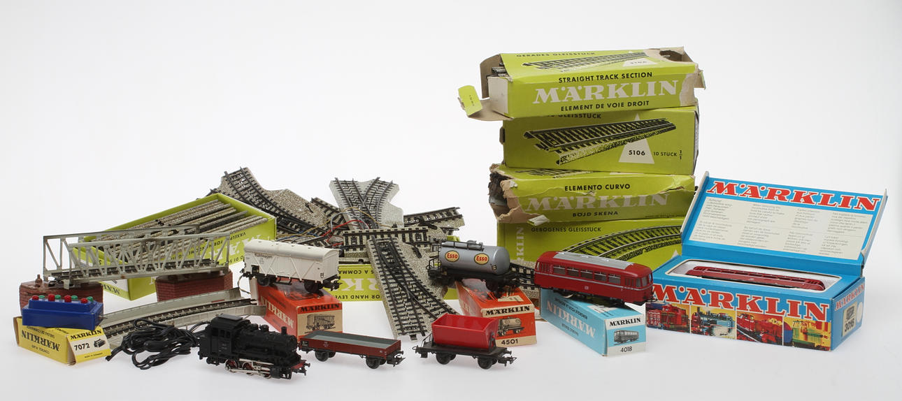 MODELLTÅG MÄRKLIN, Rälsbuss 3016 med släp 4018, ånglok 3000, 4 vagnar, räls växlar med mera. Delvis originalkartonger.