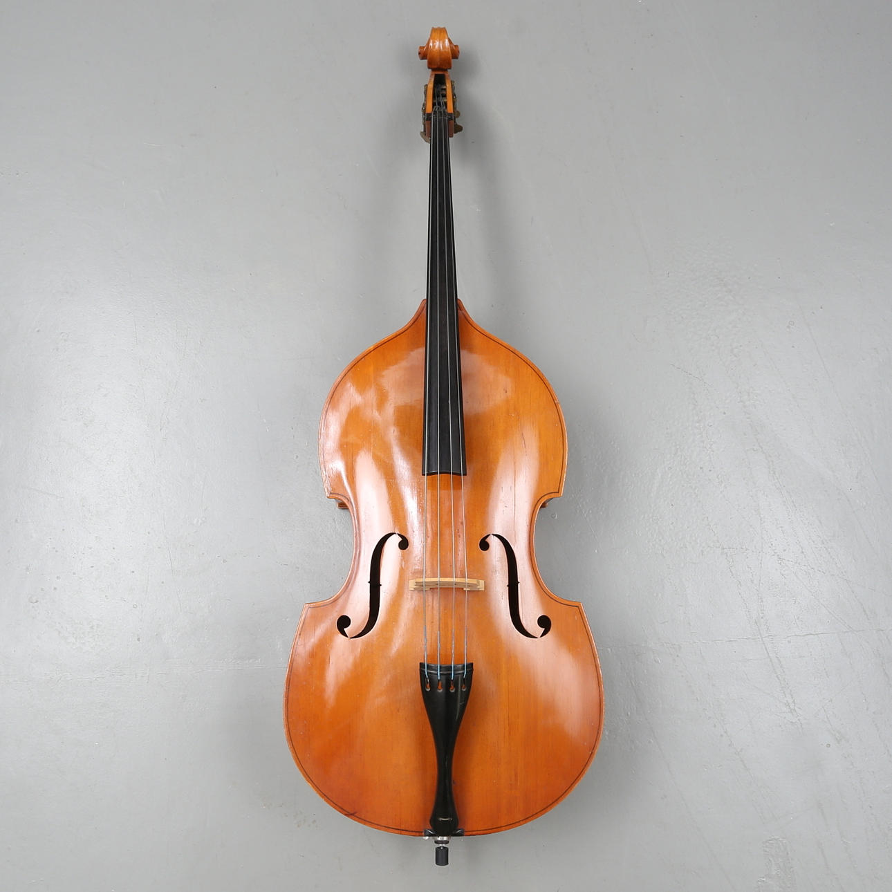 KONTRABAS, Bjärton Musikinstrumentfabrik, Bjärnum.