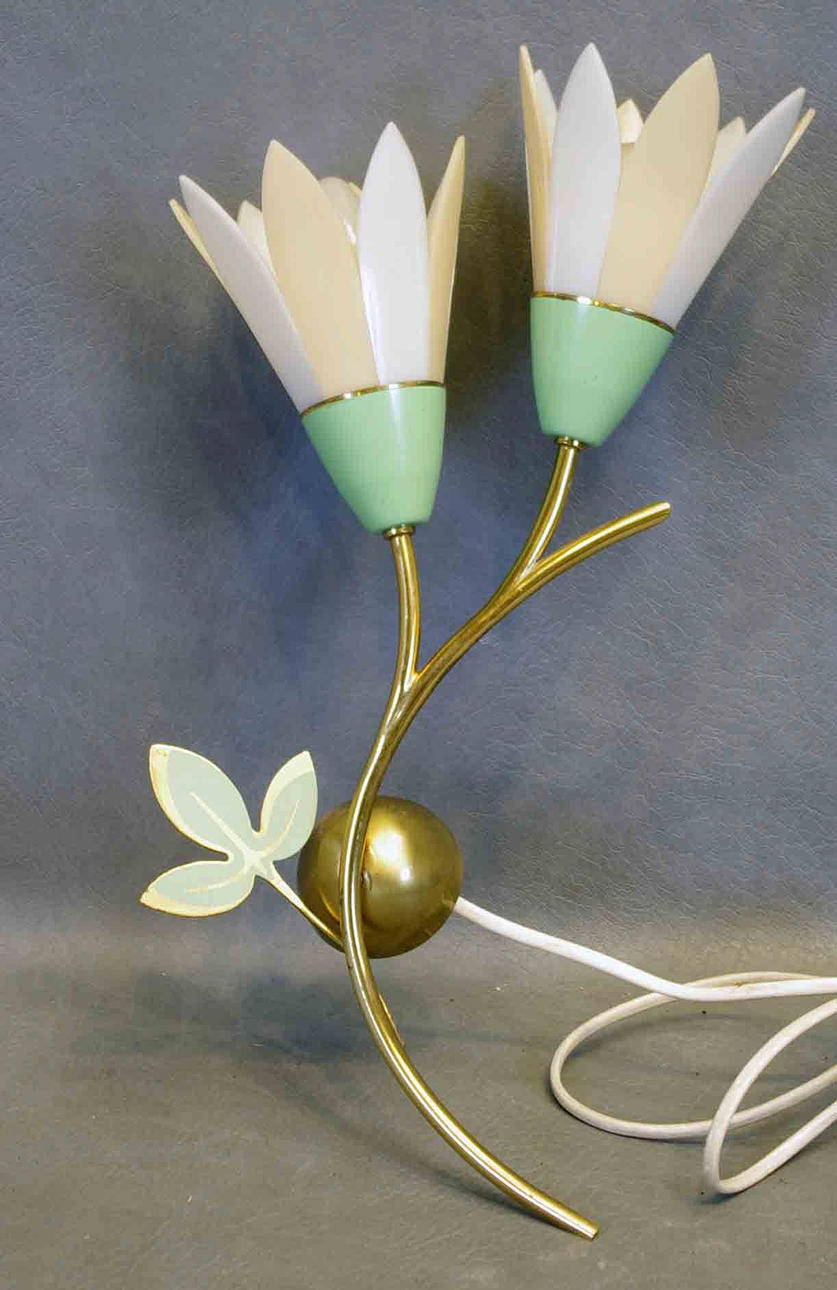 VÄGGLAMPA, mässing/plast, 1950-tal.