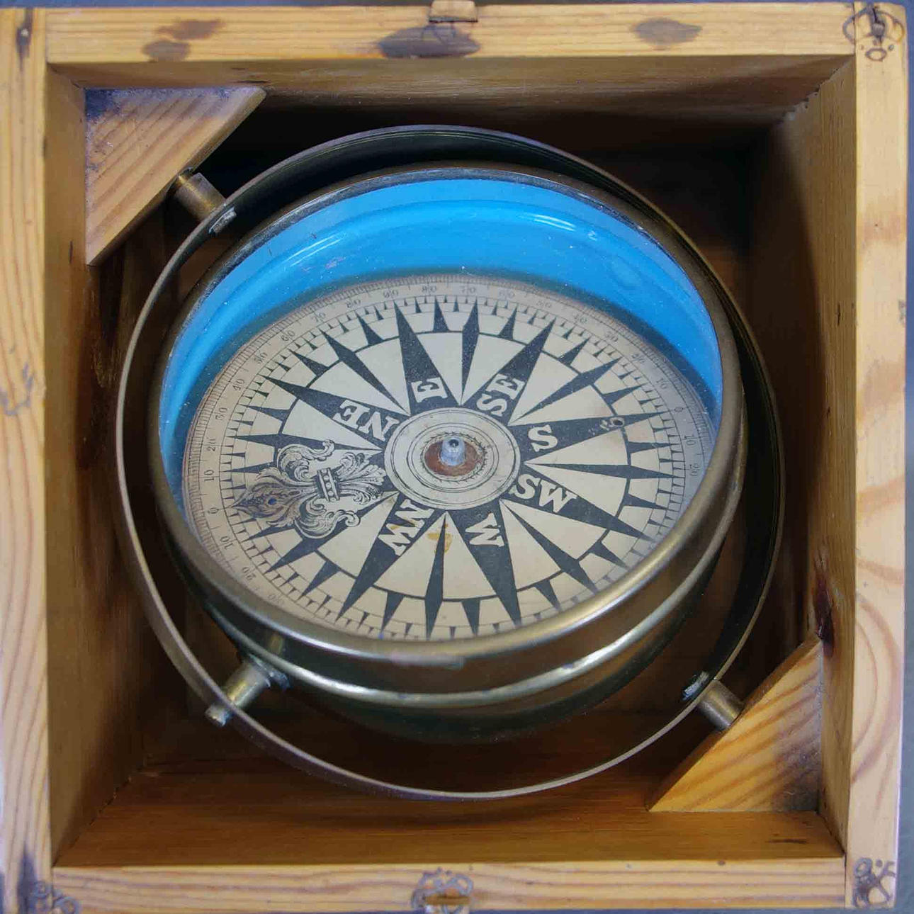 KOMPASS I TRÄLÅDA.