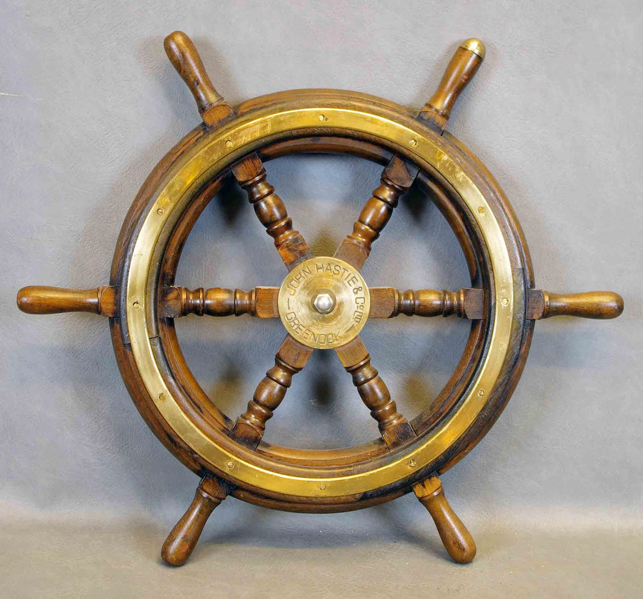 BÅTRATT, trä med mässingsdetaljer.