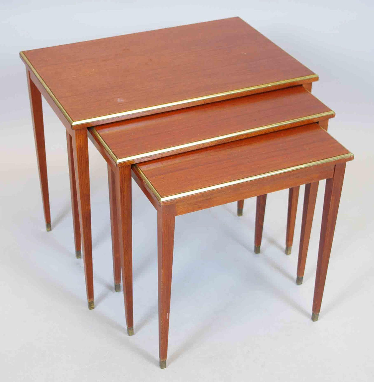 SATSBORD, mahogny med mässingsdetaljer.