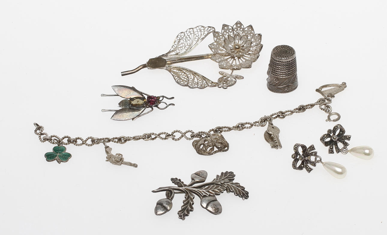 SMYCKEN, 5 delar samt FINGERBORG, silver, 1900-tal.