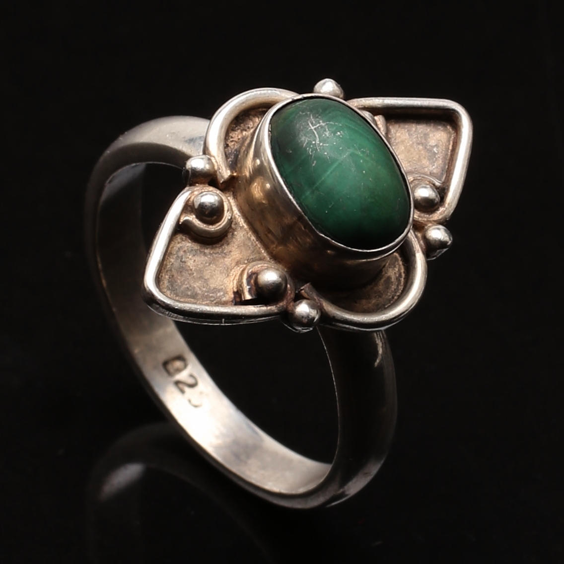 RING silver med grön sten.