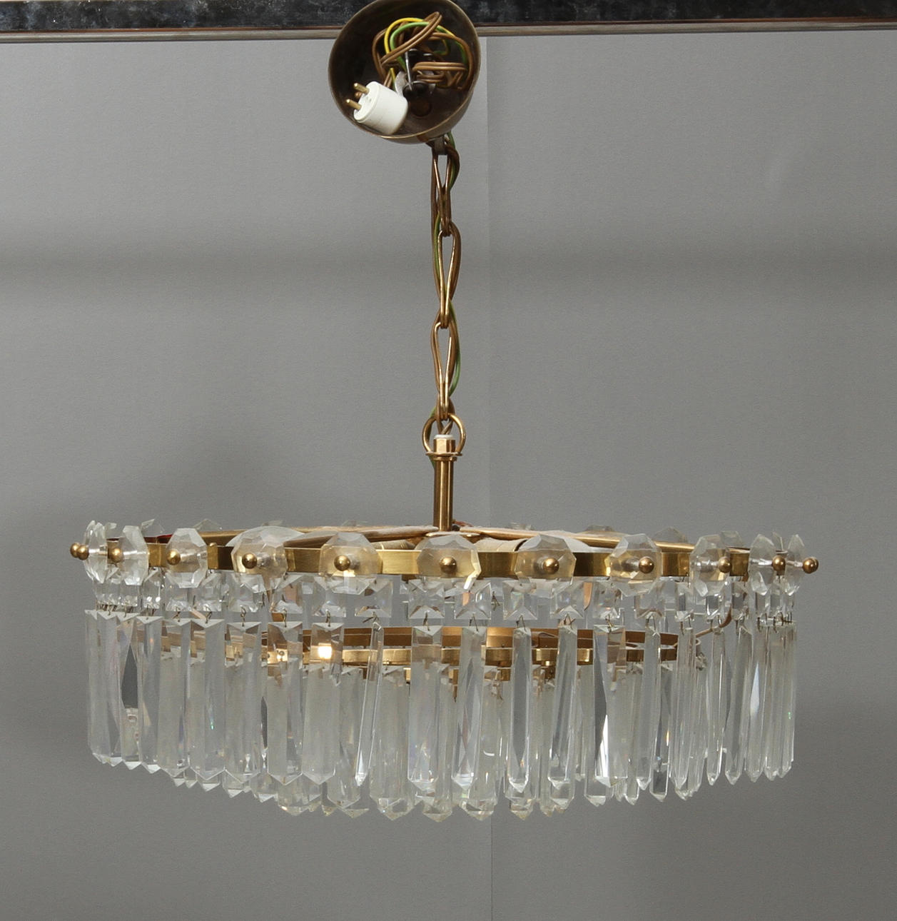 TAKLAMPA, behängd med prismor, plafondmodell, 1900-talets andra hälft.
