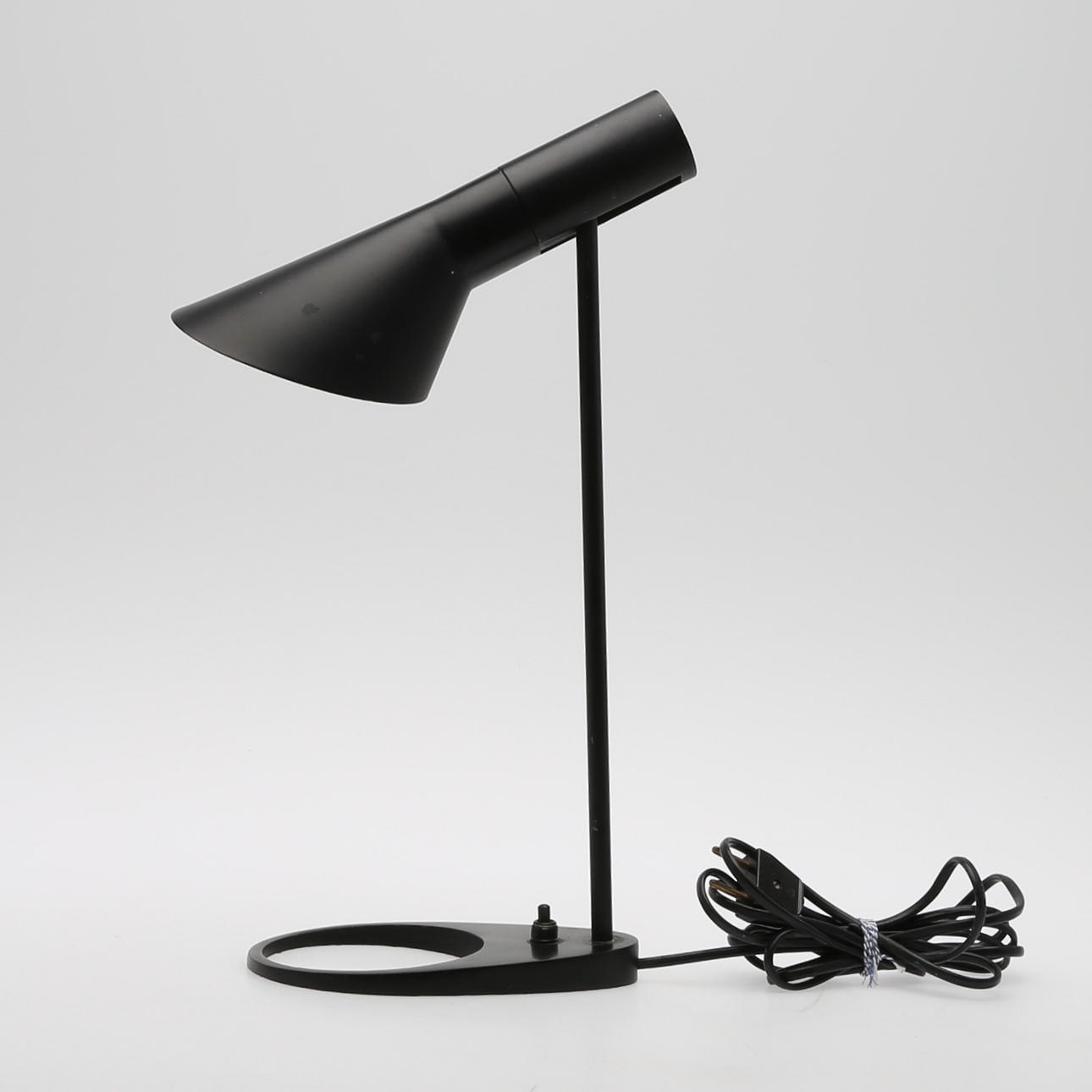 ARNE JACOBSEN, BORDLAMPE, "AJ lampe", for.