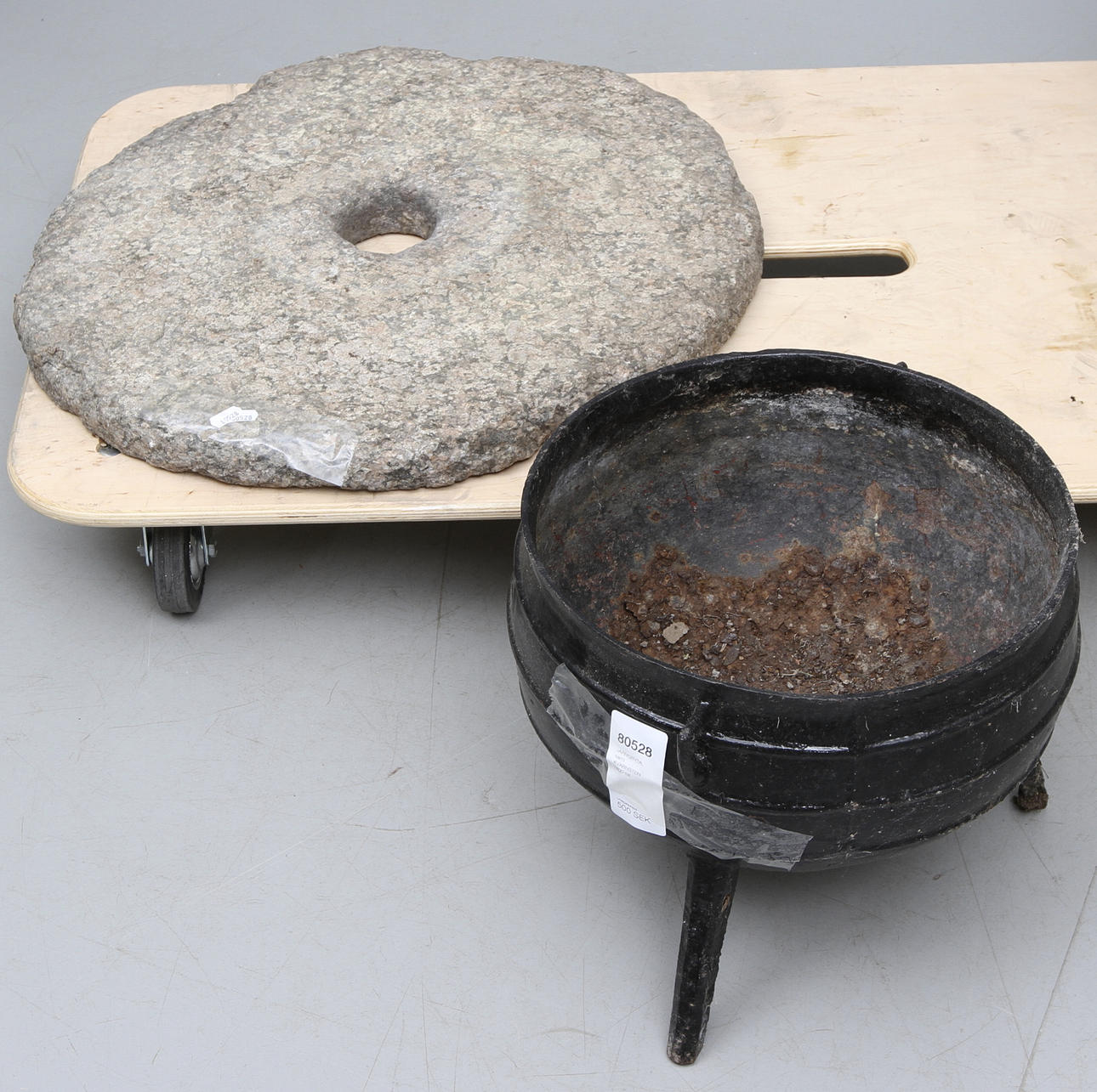 JÄRNGRYTA, samt KVARNSTEN 1800-tal.