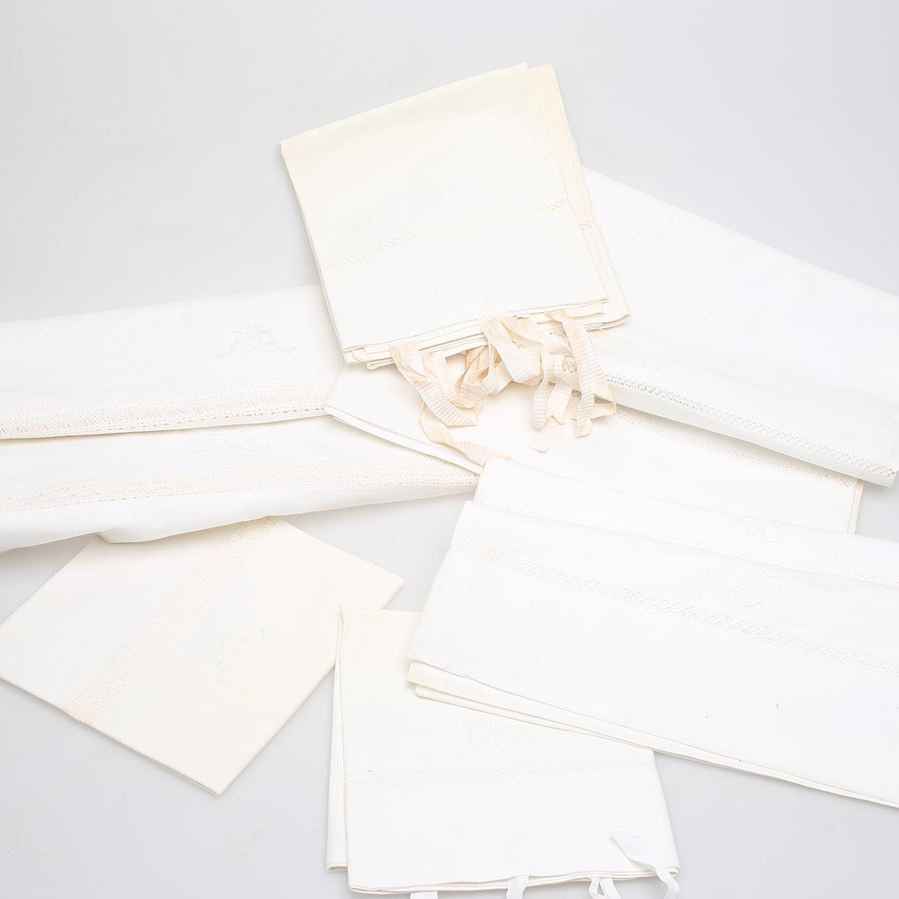 LAKAN, hemvävda. Spets och brodyr, monogram.