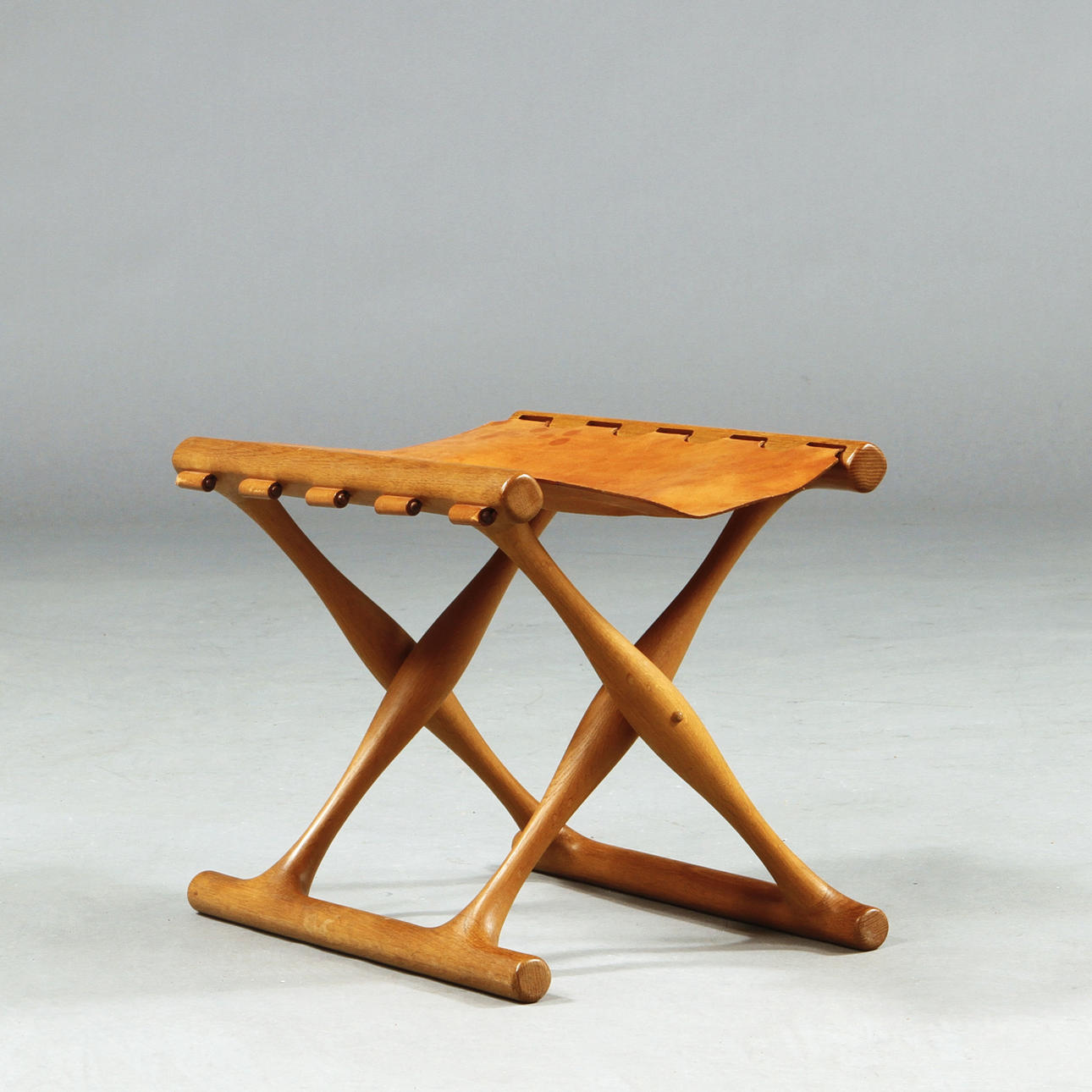 POUL HUNDEVAD. Taburet "Guldhøjstolen", modelnummer PH43, Vamdrup, Danmark.