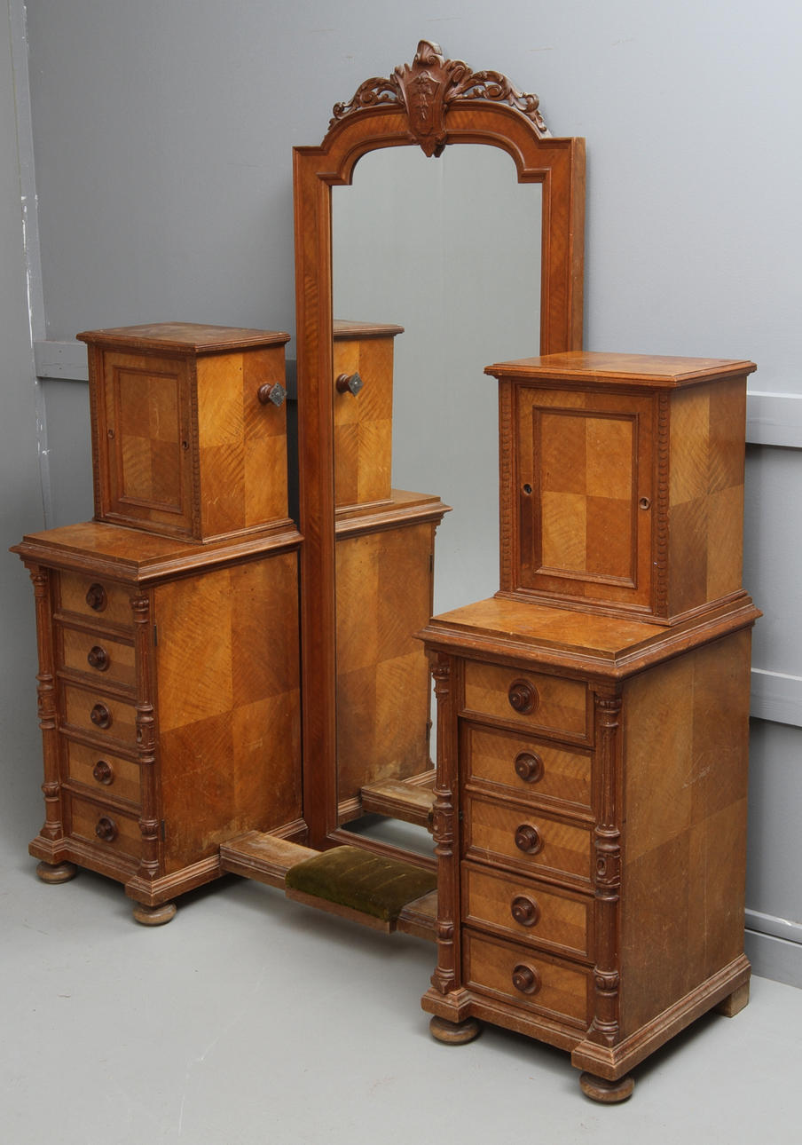 SPEGELMÖBEL, med hurtsar, nyrenässans, 1800-tal.