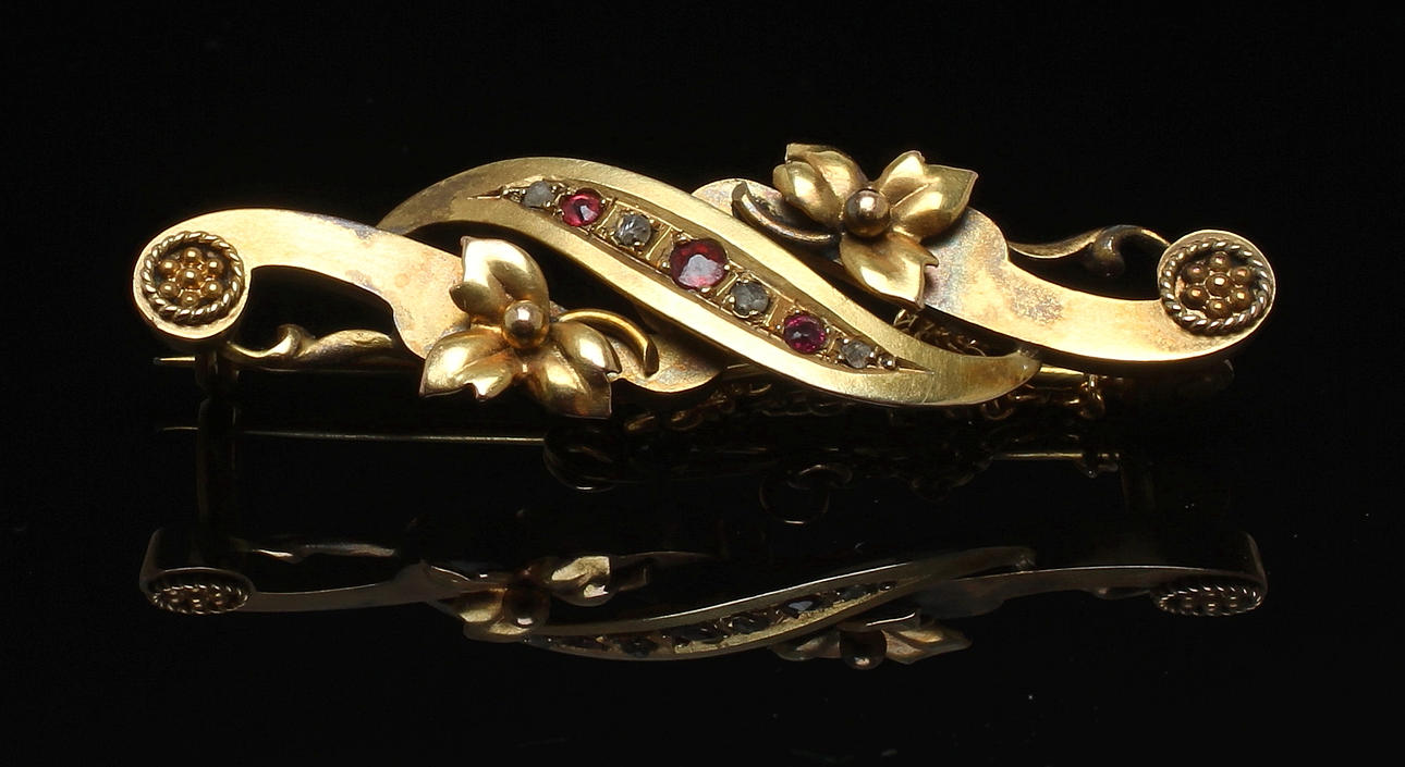 BROSCH 9k guld med diamanter, möjligen Birminghamn England. Tot vikt ca 3,6 gram.