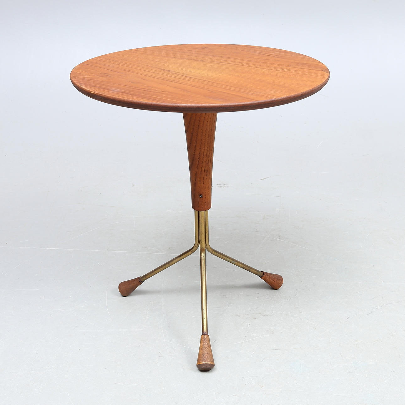 SIDOBORD, teak och mässing, 1950-tal.