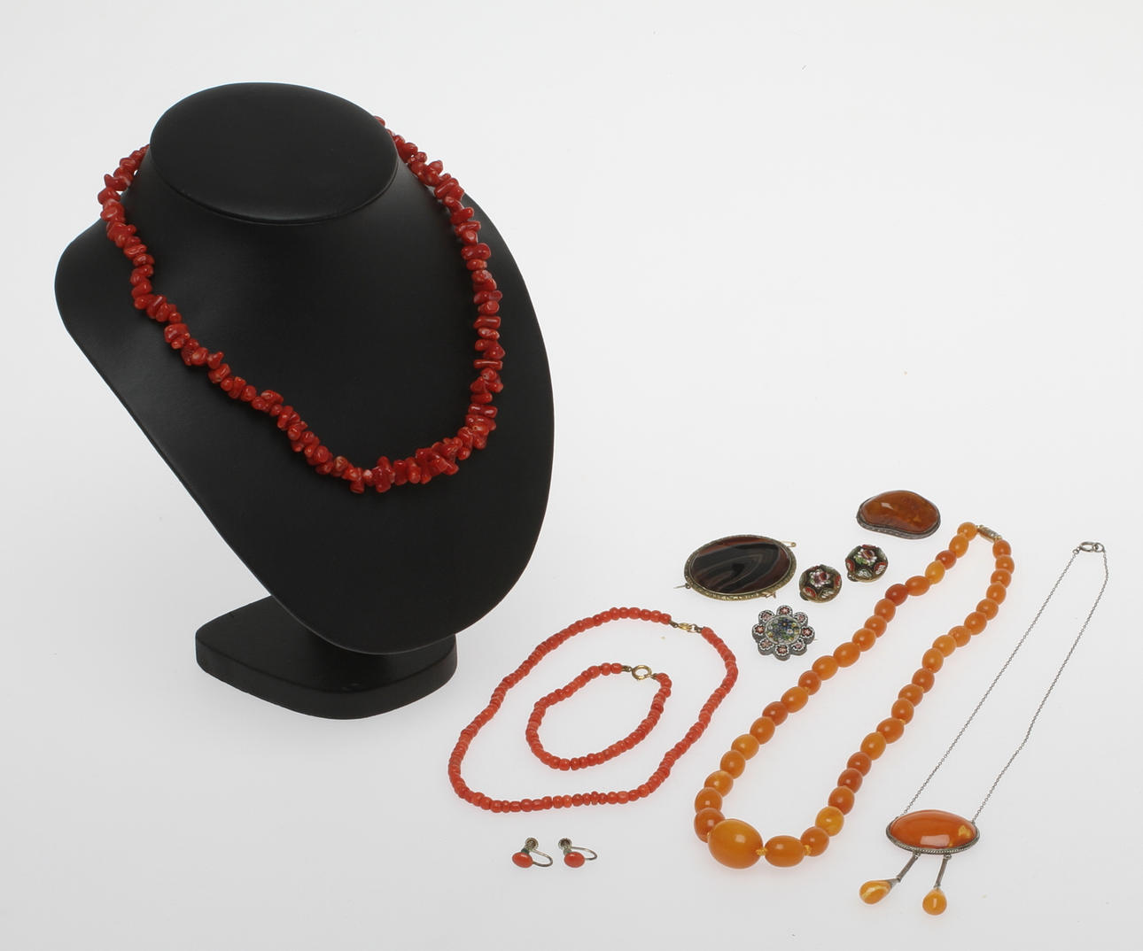 SMYCKEN, delvis silver, korall och bärnsten. 1900-tal.