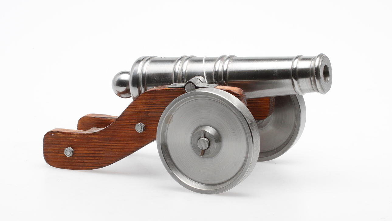 SALUTKANON, metall och trä.