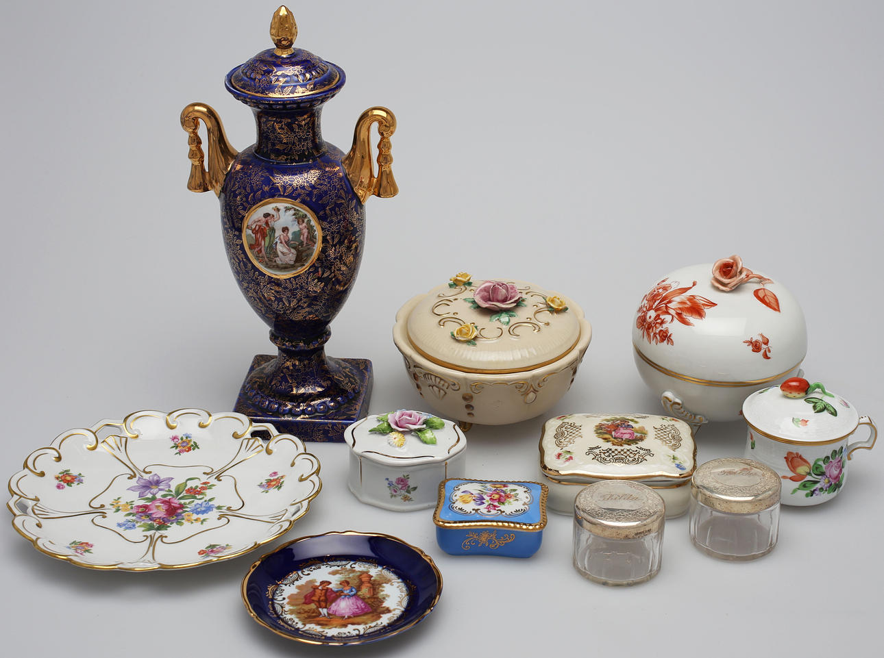 PARTI DOSOR MM, porslin, glas och nysilver, Herend, Limoges, England mfl.