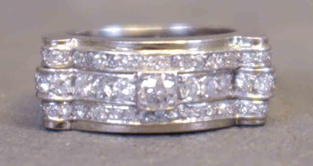 RING, 18 K vitguld med 51 briljantslipade diamanter, totalt ca 4 ct.