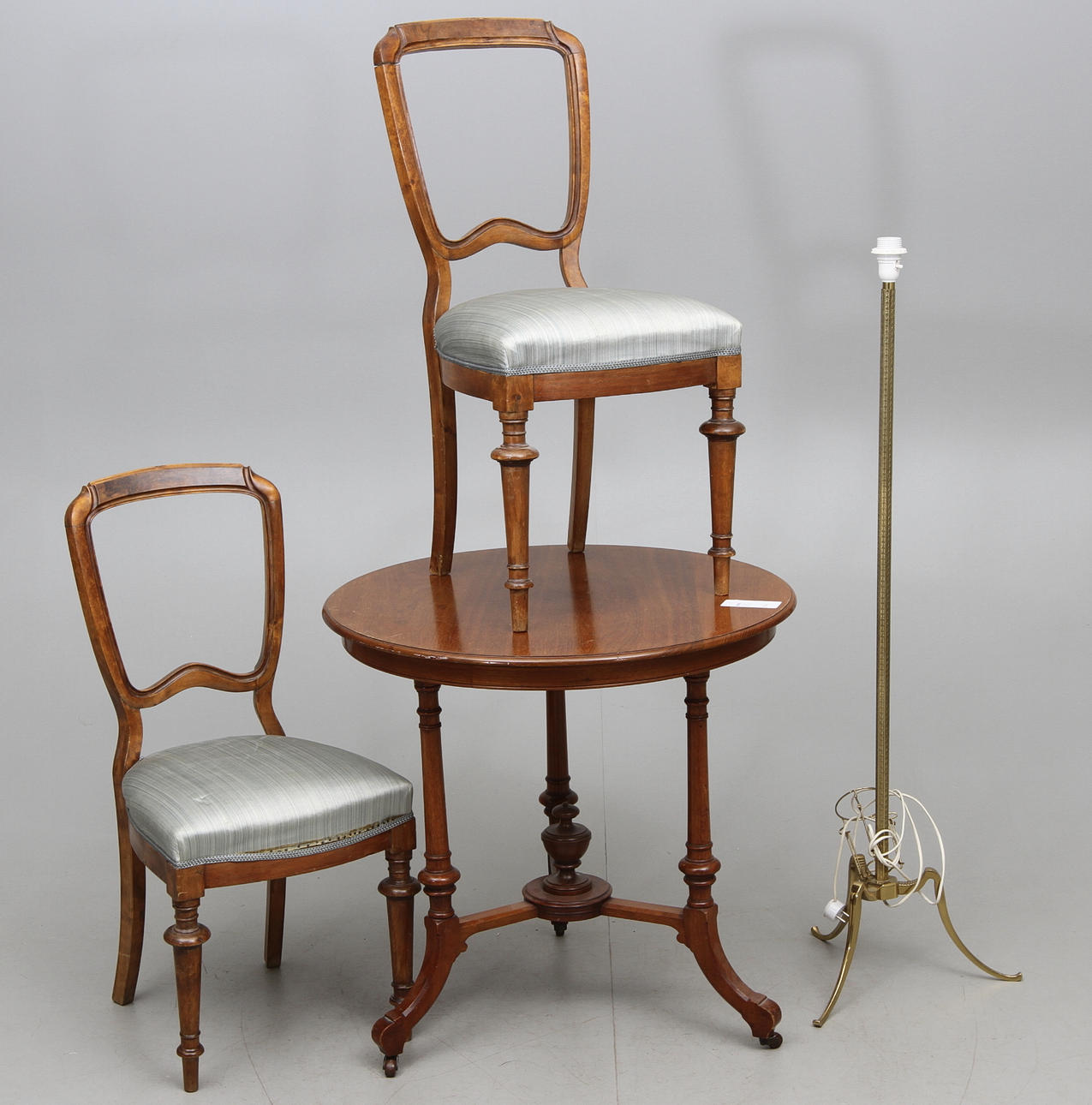 MÖBLER, 4 del, salongsbord, stolar och golvlampa. 1800 samt 1900 tal.