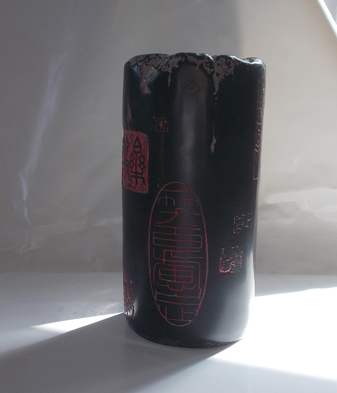 STEN MED JAPANSKA TECKEN.