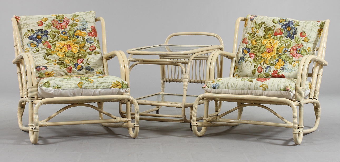 FÅTÖLJER samt BORD, 3 delar, 1900-talets andra hälft.