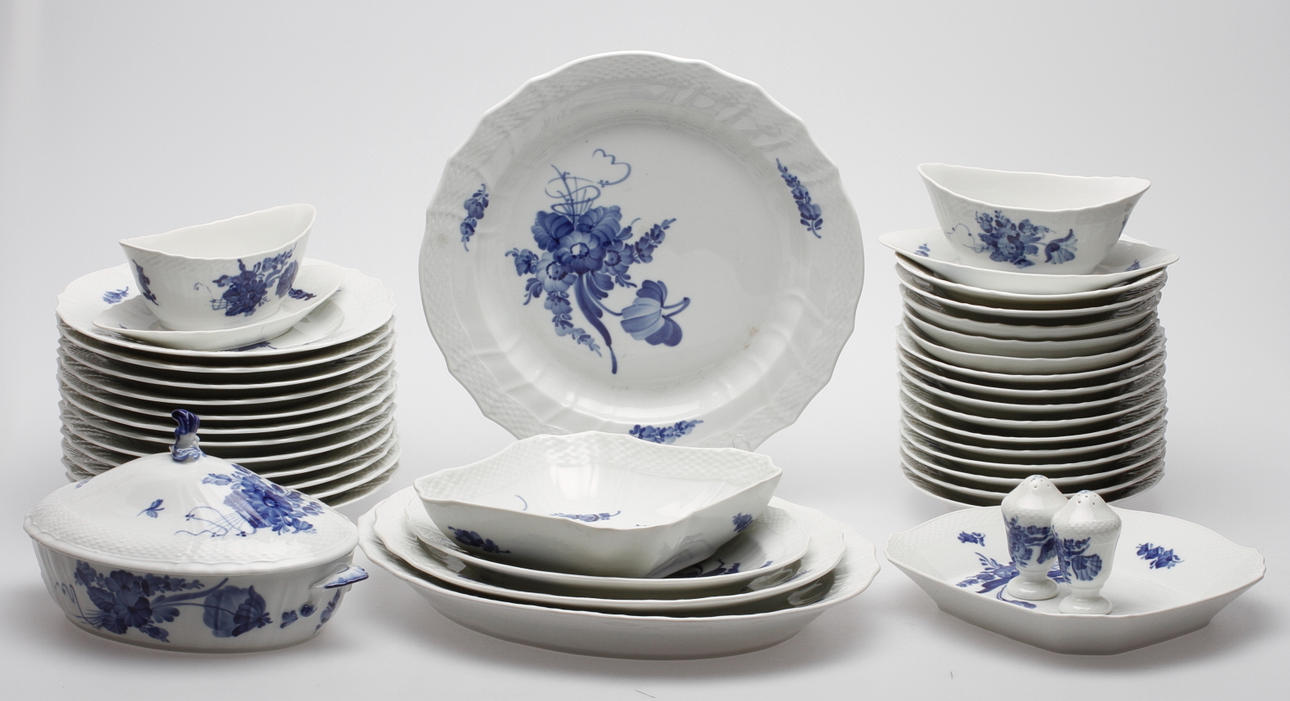 MATSERVIS, 38 delar, " Blå blomster " Royal Copenhagen.