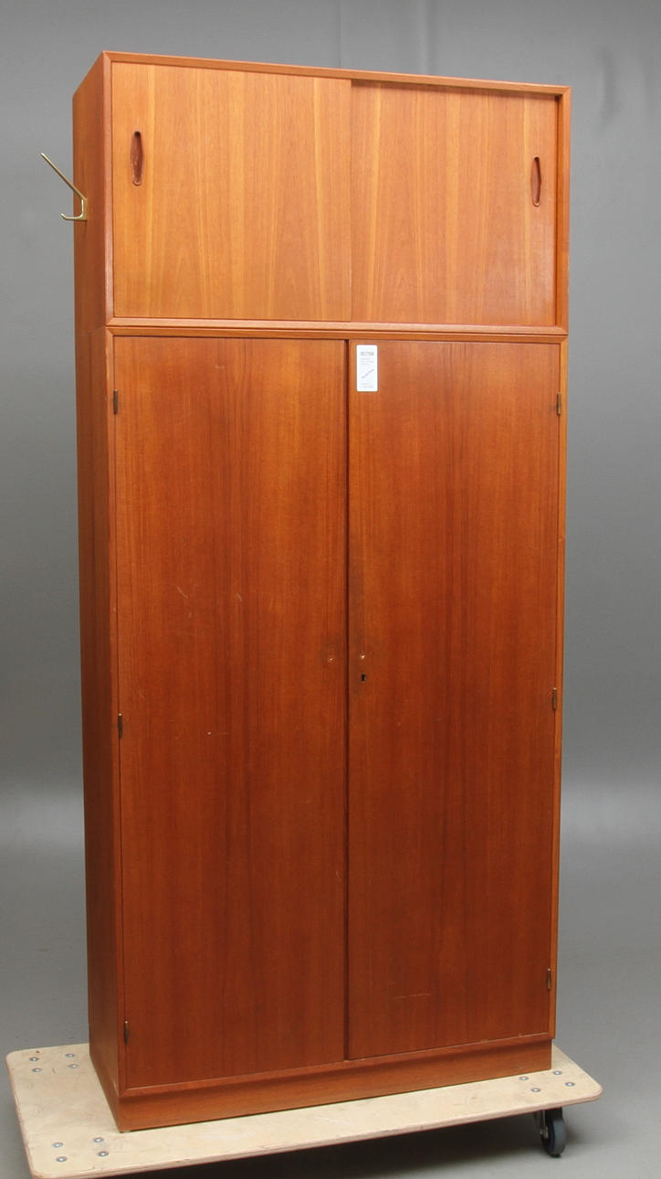 KLÄDSKÅP, teak, 1900-talets andra hälft.