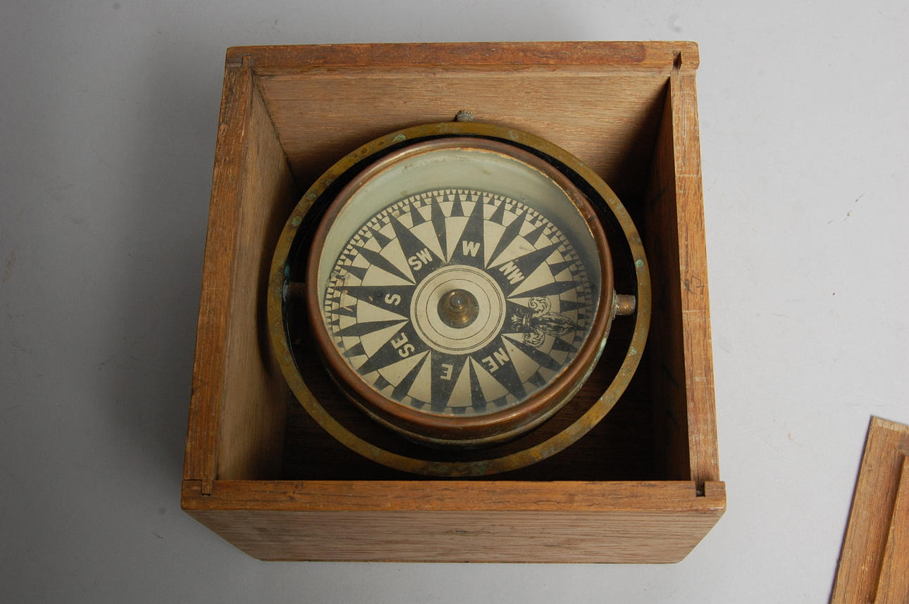KOMPASSHUS i låda, 1900-talets första hälft.