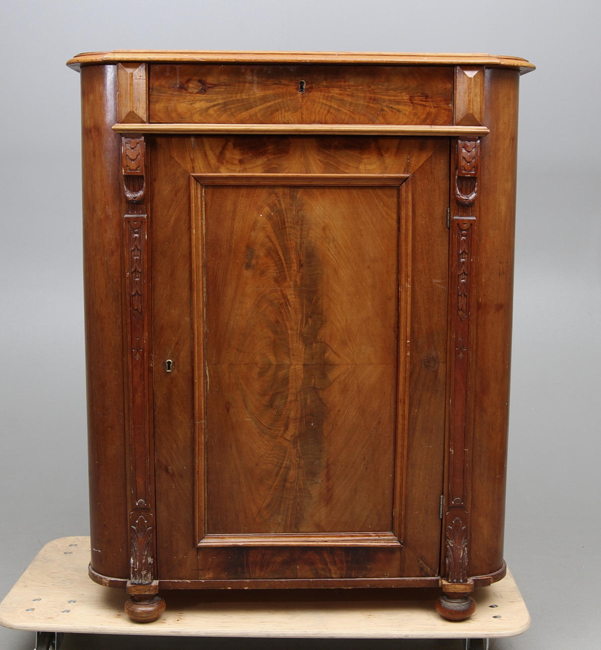 SKÄNK, valnöt, sent 1800-tal.