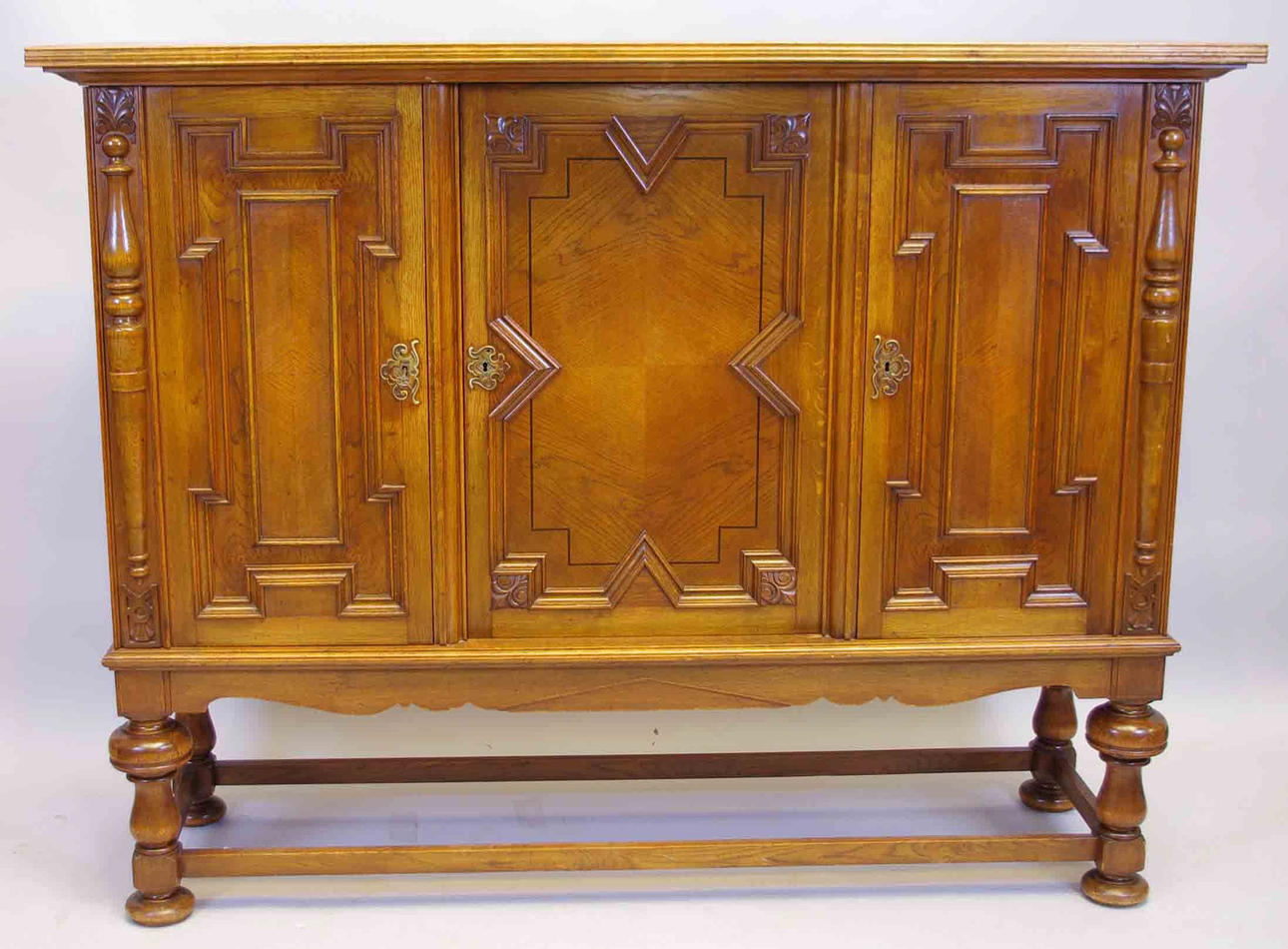 MATSALSSKÅP, ek, barockstil, 1900-tal.