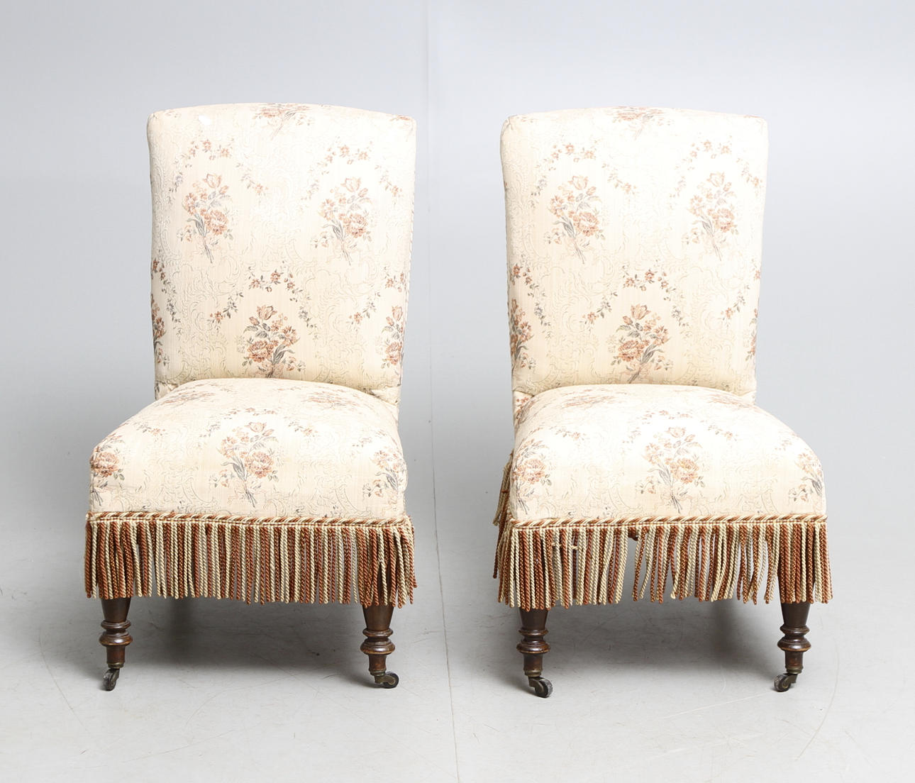 EMMAFÅTÖLJER, ett par, tapetserarstil, 1800-tal.