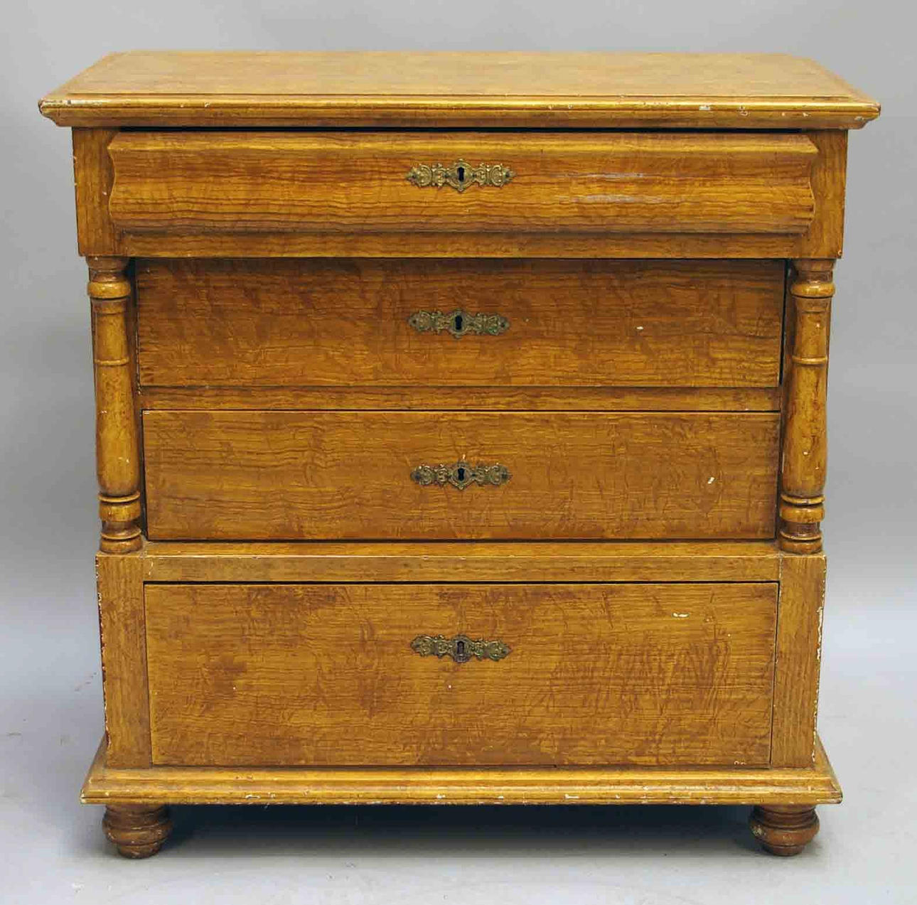 BYRÅ, 4-lådig, drickamålad fur, sent 1800-tal.