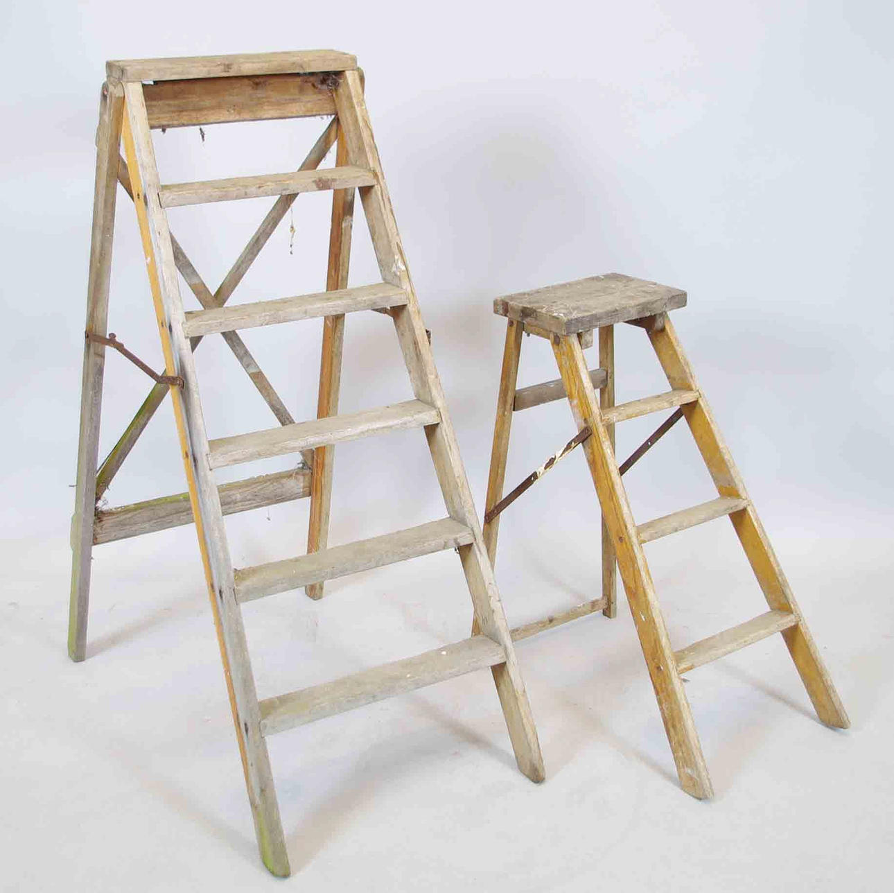 TRÄSTEGAR, 2 stycken.