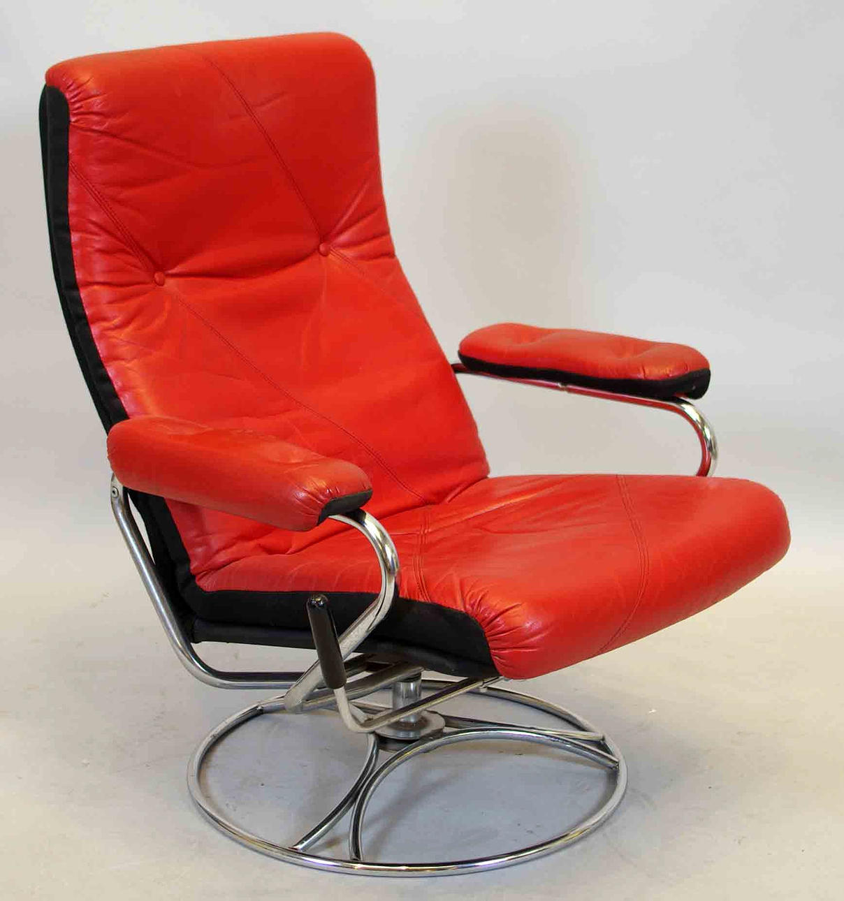 SNURRFÅTÖLJ med vippfunktion, rött skinn med kromunderrede.