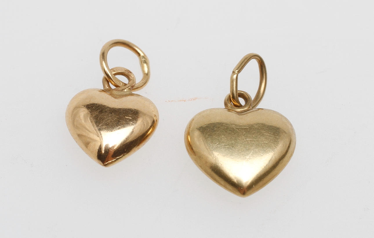 HÄNGEN 2 st, 18k guld, vikt ca 0,7 gr.