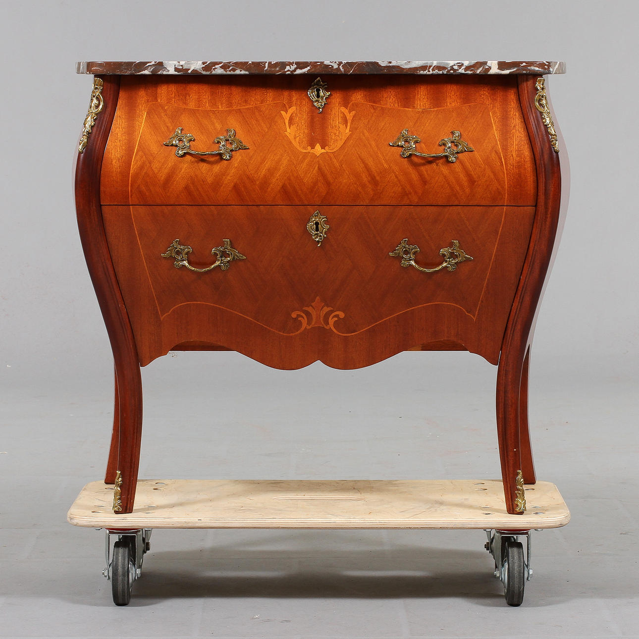 BYRÅ, rokokostil, 1900-tal.